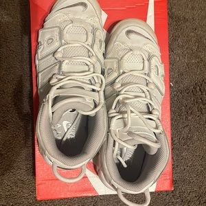 Like New Big Kids Size 7 … NIKE AIR MORE UPTEMPO … phantom/LT Iron Ore-White